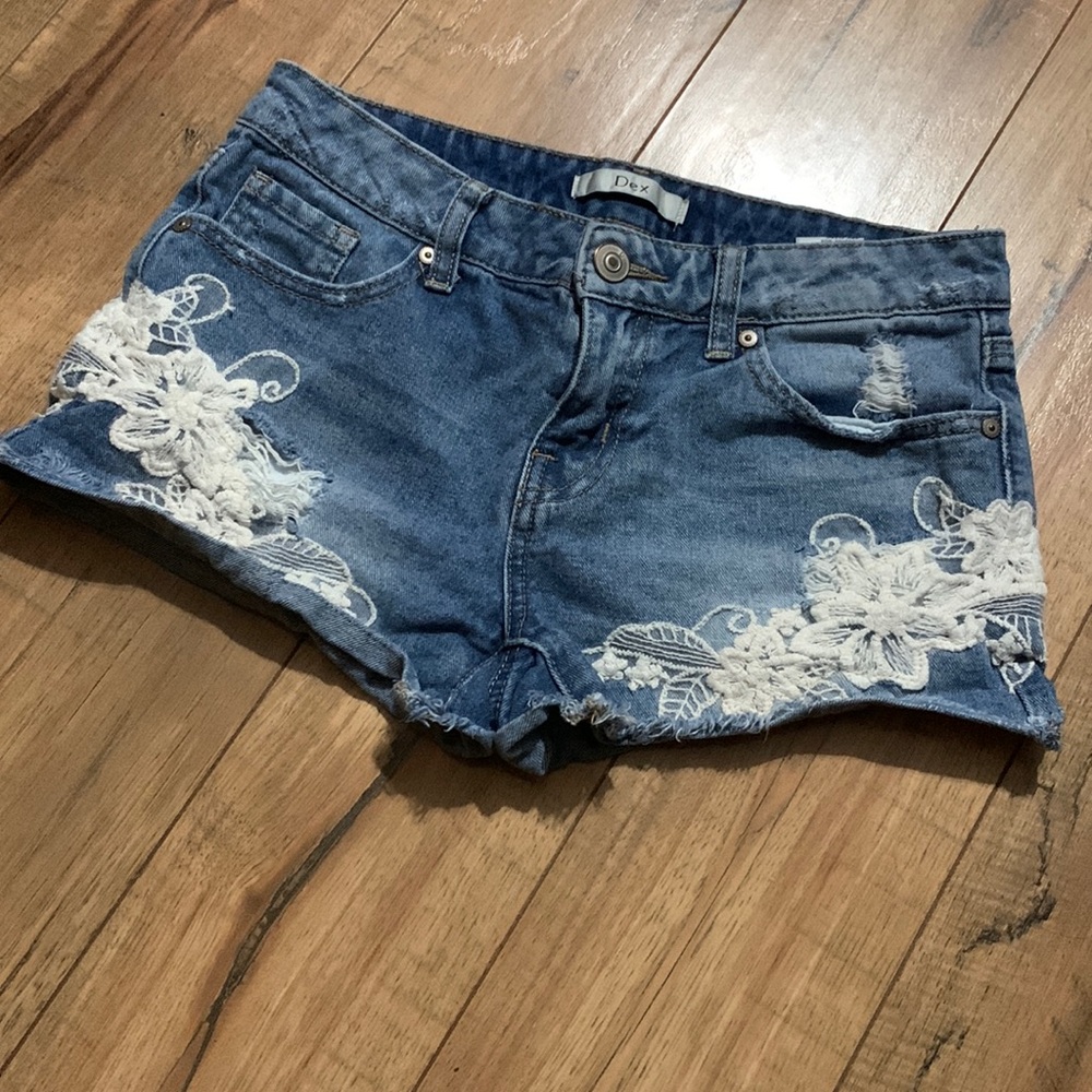 Dex shorts distressed denim embroidered flowers size 25